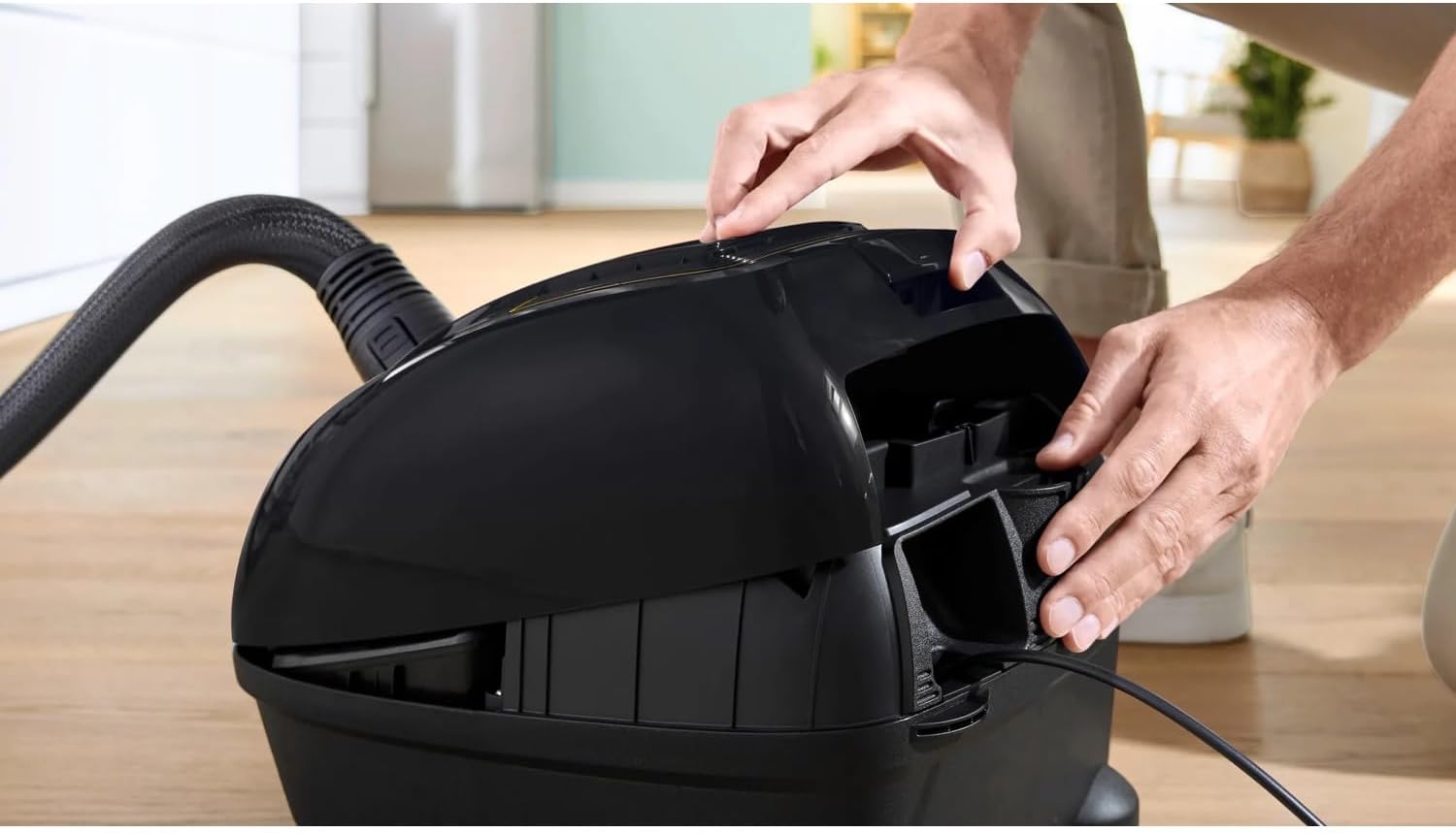 Bosch Series 4 | Bagged Canister 2000 Watt Vacuum Cleaner - BGL38GOLD